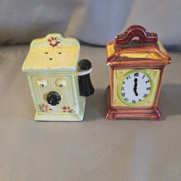 Vintage Style Ceramic Clock and Telephone Salt & Pepper Set - Picture 1 of 8